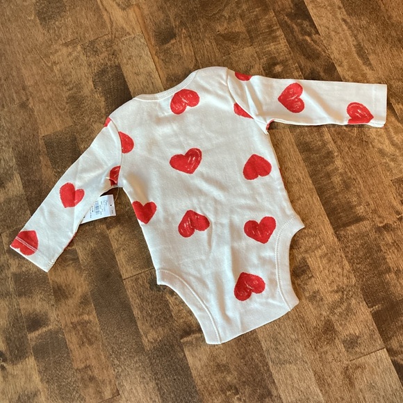 NEW Old Navy Baby Heart Long Sleeve Onesie BodySuit 0-3 Months - Picture 3 of 9
